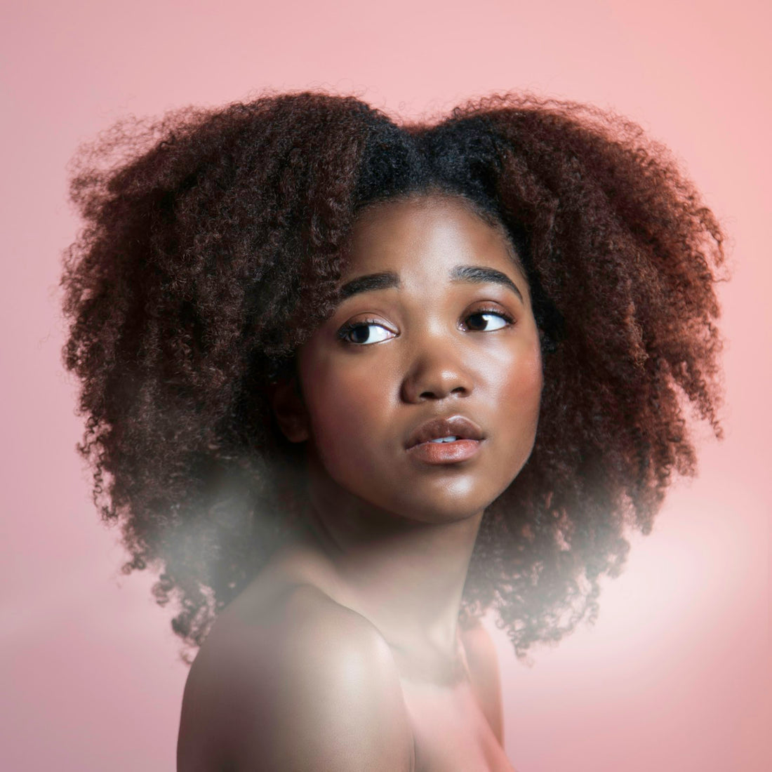 Retrato de una mujer con cabello rizado natural definido