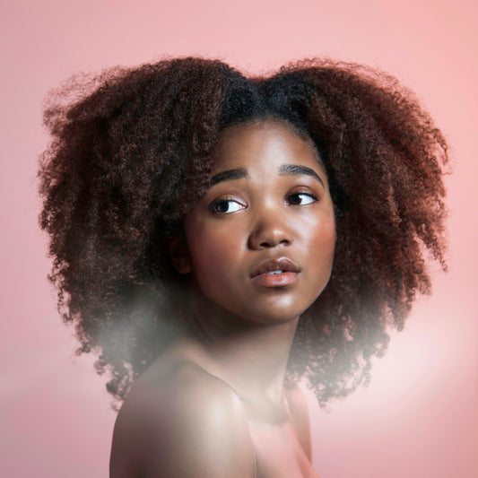 Retrato de una mujer con cabello rizado natural definido